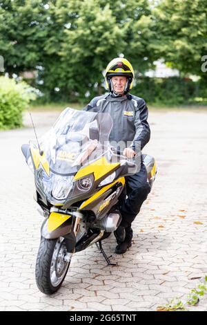 02. Juli 2021, Nordrhein-Westfalen, Königsforst: Staubberater Herbert Kleefuß vom ADAC mit seinem Motorrad. Foto: Marcel Kusch/dpa Stockfoto