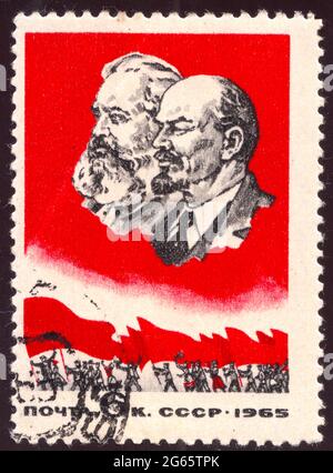 Sowjetunion - UM 1965: Briefmarke, gedruckt in der Sowjetunion, gewidmet den kommunistischen Führern Karl Marx und Vladimir Lenin, um 1965 Stockfoto