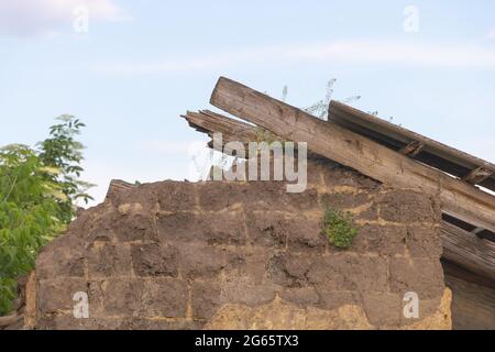 Die Mauer eines alten Lehmhauses - fast vollständig abgerissen. Stockfoto