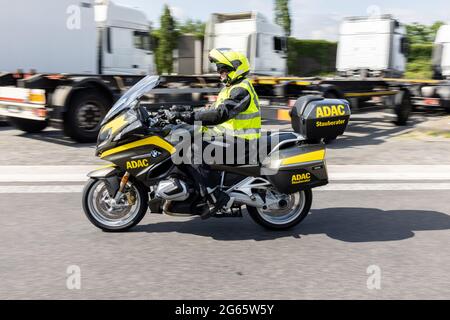 02. Juli 2021, Nordrhein-Westfalen, Königsforst: Stauberaterin Herbert Kleefuß vom ADAC fährt auf der Autobahn 4 mit seinem Motorrad an Lastwagen vorbei. Foto: Marcel Kusch/dpa Stockfoto