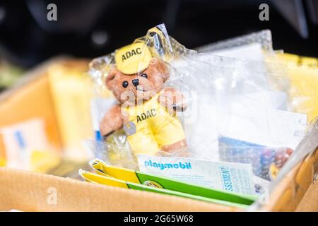 02. Juli 2021, Nordrhein-Westfalen, Königsforst: Ein kleiner ausgestopfter Teddybär des ADAC liegt in einer Kiste auf dem Motorrad des Stau-Helfers Herbert Kleefuß. Foto: Marcel Kusch/dpa Stockfoto