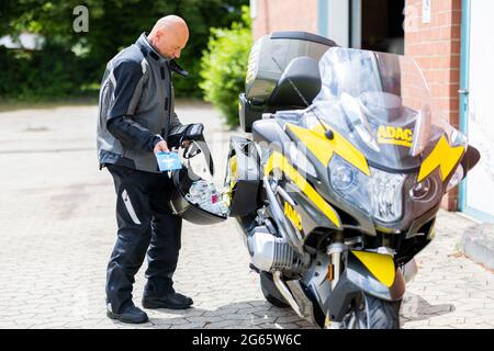 02. Juli 2021, Nordrhein-Westfalen, Königsforst: Staubberater Herbert Kleefuß vom ADAC mit seinem Motorrad. Foto: Marcel Kusch/dpa Stockfoto