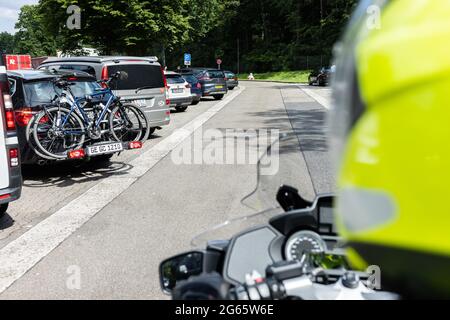 02. Juli 2021, Nordrhein-Westfalen, Königsforst: Staubberater Herbert Kleefuß vom ADAC fährt auf dem Rastplatz Königsforst West mit seinem Motorrad an Lastwagen vorbei. Foto: Marcel Kusch/dpa Stockfoto