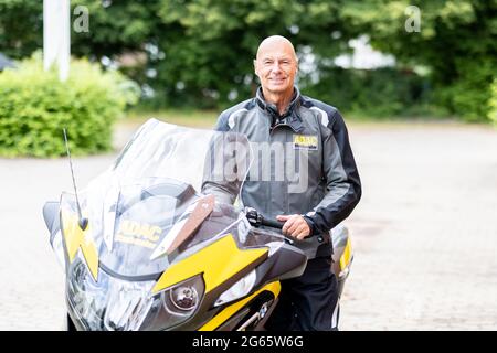 02. Juli 2021, Nordrhein-Westfalen, Königsforst: Staubberater Herbert Kleefuß vom ADAC mit seinem Motorrad. Foto: Marcel Kusch/dpa Stockfoto