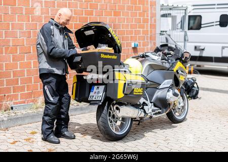 02. Juli 2021, Nordrhein-Westfalen, Königsforst: Staubberater Herbert Kleefuß vom ADAC packt sein Motorrad ein. Foto: Marcel Kusch/dpa Stockfoto