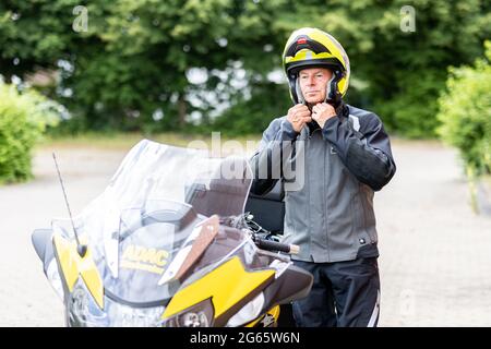 02. Juli 2021, Nordrhein-Westfalen, Königsforst: Staubberater Herbert Kleefuß vom ADAC mit seinem Motorrad. Foto: Marcel Kusch/dpa Stockfoto