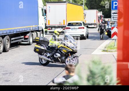 02. Juli 2021, Nordrhein-Westfalen, Königsforst: Staubberater Herbert Kleefuß vom ADAC fährt auf dem Rastplatz Königsforst West mit seinem Motorrad an Lastwagen vorbei. Foto: Marcel Kusch/dpa Stockfoto