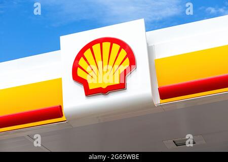 Samara, Russland - 2. Juli 2021: Schilder für die Shell-Tankstelle am blauen Himmel. Shell V-Power-Tankstelle Stockfoto