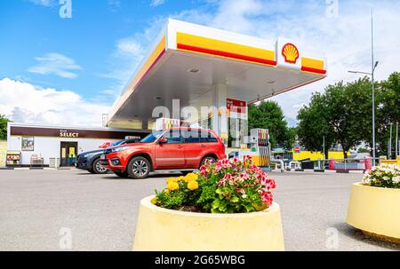 Samara, Russland - 2. Juli 2021: Shell-Tankstelle an sonnigen Tagen. Shell V-Power-Tankstelle. Royal Dutch Shell ist ein anglo-niederländischer multinationaler Ölkonzern und Stockfoto