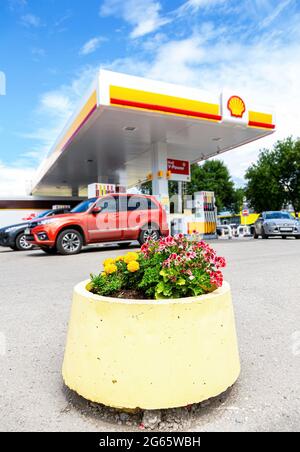 Samara, Russland - 2. Juli 2021: Shell-Tankstelle an sonnigen Tagen. Shell V-Power-Tankstelle. Royal Dutch Shell ist ein anglo-niederländischer multinationaler Ölkonzern und Stockfoto