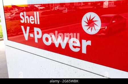 Samara, Russland - 2. Juli 2021: Shell-V-Power-Schild an der Shell-Tankstelle. Royal Dutch Shell ist ein anglo-niederländischer multinationaler Öl- und Gaskonzern Stockfoto