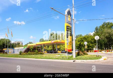 Samara, Russland - 2. Juli 2021: Rosneft-Tankstelle an der Stadtstraße im Sommer. Rosneft-Tankstelle Stockfoto
