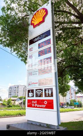 Samara, Russland - 2. Juli 2021: Hinweisschild, zeigt den Kraftstoffpreis auf der Shell-Tankstelle an. Preise an der Shell-Tankstelle Stockfoto