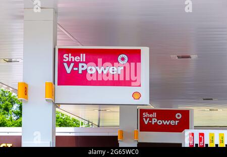 Samara, Russland - 2. Juli 2021: Shell-V-Power-Schild an der Shell-Tankstelle. Royal Dutch Shell ist ein anglo-niederländischer multinationaler Öl- und Gaskonzern Stockfoto