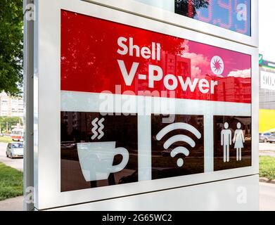 Samara, Russland - 2. Juli 2021: Shell-V-Power-Schild an der Shell-Tankstelle. Royal Dutch Shell ist ein anglo-niederländischer multinationaler Öl- und Gaskonzern Stockfoto