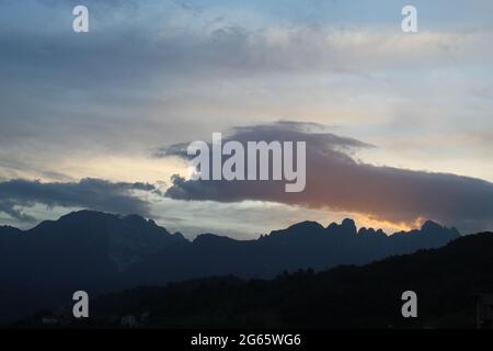 Ein großer Berg im Hintergrund Stockfoto