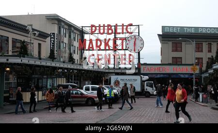 Schild des öffentlichen Marktzentrums am Pike Place Market in der Innenstadt von Seattle, Washington, USA. Stockfoto