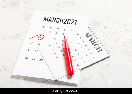 Papierkalender und Markierer auf hellem Hintergrund drehen Stockfoto