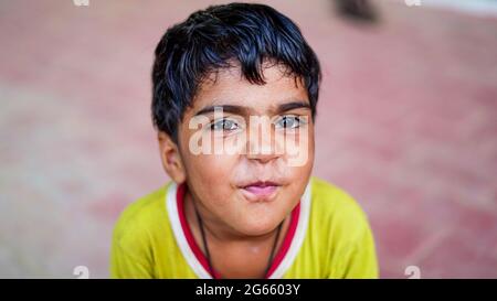 Kleine süße Mädchen mit erstaunte Gesichtsausdruck Stimmung. Fröhliches Mädchen, das ihre Kindheit mit Ekstase-Stimmung genießt. Stockfoto