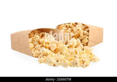 Papiertüten mit leckerem Popcorn auf weißem Hintergrund Stockfoto