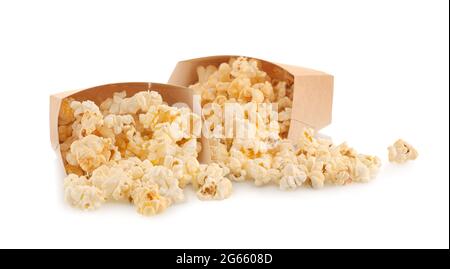 Papiertüten mit leckerem Popcorn auf weißem Hintergrund Stockfoto