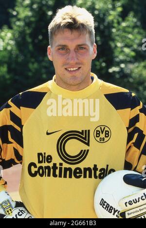 Dortmund, Deutschland. 03. Juli 2021. firo Fuvuball, Fußball, 1. Bundesliga, Saison 1996/1997, Archivfoto, 96/97 Archivbilder, Borussia Dortmund, BVB, Fotosession, 1996 Stefan Klos, half, figure, Portrait Quelle: dpa/Alamy Live News Stockfoto