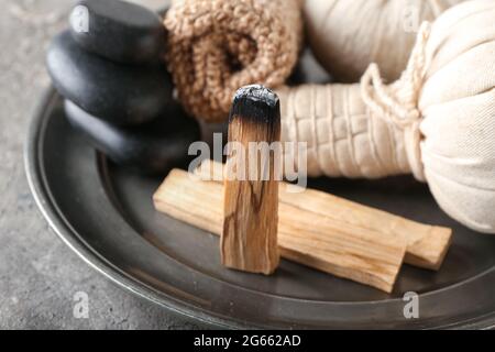 Wunderschöne Spa-Komposition mit Palo Santo auf dem Tisch, Nahaufnahme Stockfoto