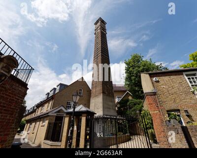 London, Greater London, England - 26 2021. Juni: Ungewöhnliche Turmstruktur im Kindergarten in Hampstead. Stockfoto