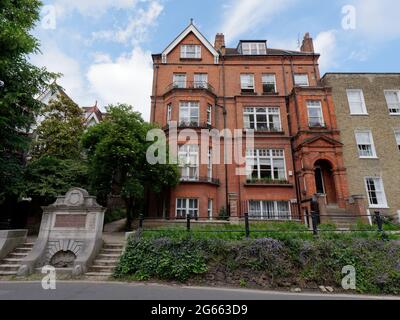 London, Greater London, England - Juni 26 2021: Die Chalybeat-Quellen von Hampstead, bekannt als Hampstead Well neben einem großen Wohneigentum. Stockfoto