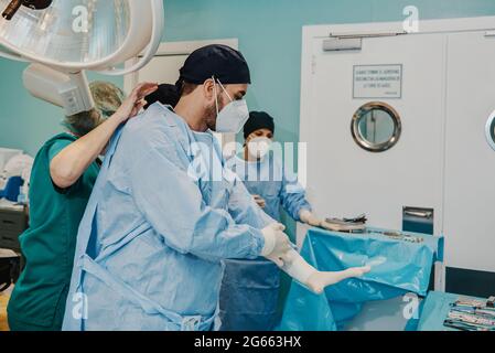 Ärzte Vorbereitung für die chirurgische Operation im modernen Krankenhaus - Fokus auf männlichen Arzt Gesicht Stockfoto