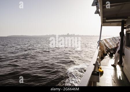 Blick auf Dakar von der Fähre Ile de Gorée Senegal Stockfoto