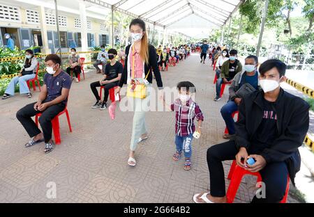 Phnom Penh. Juli 2021. Am 2. Juli 2021 warten die Menschen auf den Erhalt von COVID-19-Impfstoffen an einer Impfstelle in Phnom Penh, Kambodscha. Quelle: Pearum/Xinhua/Alamy Live News Stockfoto