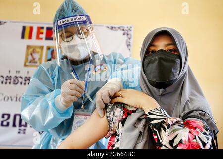 Phnom Penh. Juli 2021. Eine Frau erhält am 2. Juli 2021 eine Dosis COVID-19-Impfstoff an einer Impfstelle in Phnom Penh, Kambodscha. Quelle: Pearum/Xinhua/Alamy Live News Stockfoto