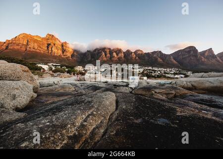 Sonnenuntergang in Camps Bay, in der Nähe von Kapstadt - Südafrika Stockfoto