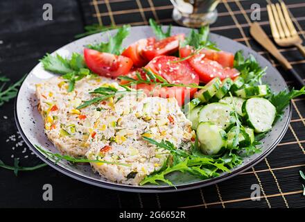 Trendiger Salat. Hackbraten mit Salat, frischen Tomaten und Gurken. Gesunde Ernährung, ketogene Ernährung, Ernährung Mittagessen Konzept. Keto, Paleo Diät-Menü. Stockfoto