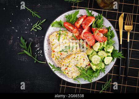 Trendiger Salat. Hackbraten mit Salat, frischen Tomaten und Gurken. Gesunde Ernährung, ketogene Ernährung, Ernährung Mittagessen Konzept. Keto, Paleo Diät-Menü. Oben vi Stockfoto