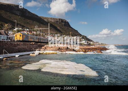 Suburban Coastal Train und Gezeitenbecken in Kalk Bay, Kapstadt, Südafrika Stockfoto