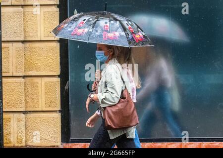 Preston, Lancashire. UK Wetter 3. Juli 2021. Sommerliche Mode und sommerliche Regengüsse für Geschäfte, Shopper und Leute, die im Stadtzentrum einkaufen. Kredit; MediaWorldImages/AlamyLiveNews Stockfoto
