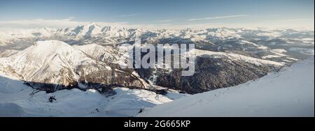 Blick über die Mont Blanc-Bergkette vom höchsten Punkt von la Clusaz, Haute-Savoie, Frankreich Stockfoto
