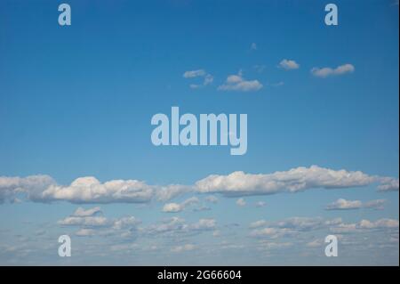 Blauer Himmel mit vielen dicken Wolken. Himmel Hintergrund. Wolkiges Wetter. Stockfoto