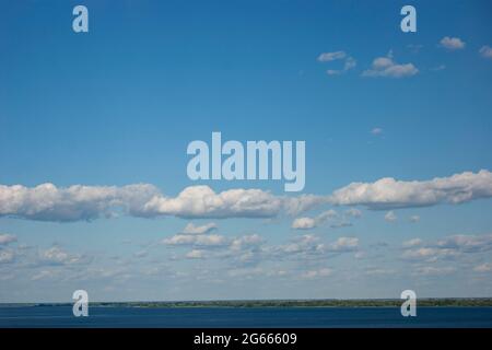 Blauer Himmel mit vielen dicken Wolken. Himmel Hintergrund. Wolkiges Wetter. Stockfoto