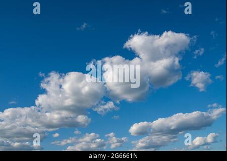 Blauer Himmel mit vielen dicken Wolken. Himmel Hintergrund. Wolkiges Wetter. Stockfoto