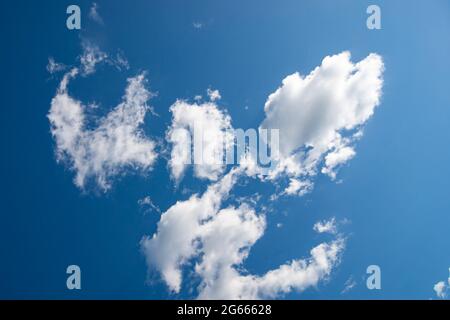 Blauer Himmel mit vielen dicken Wolken. Himmel Hintergrund. Wolkiges Wetter. Stockfoto