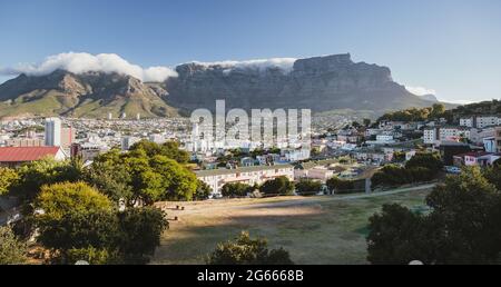 Blick auf Kapstadt und den Tafelberg vom Bo-Kaap Distrikt, Südafrika Stockfoto