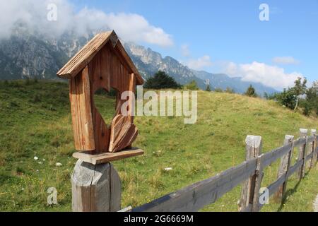 Eine Holzbank an der Seite eines Berges Stockfoto