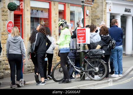 Szenen im Cotswold-Dorf Bourton-on-the-Water, die während der Coronavirus-Pandemie vom 2020. August beispiellose Besucherzahlen erlebten Stockfoto