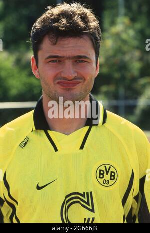 Dortmund, Deutschland. 03. Juli 2021. firo Fuvuball, Fußball, 1. Bundesliga, Saison 1996/1997, Archivfoto, 96/97 Archivbilder, Borussia Dortmund, BVB, Fotogelegenheit, 1996 Stephane Chapuisat, halb, Figur, Portrait Credit: dpa/Alamy Live News Stockfoto