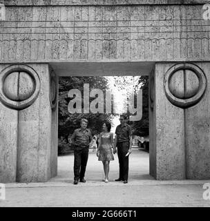 Targu Jiu, Rumänien, ca. 1973. Menschen durch das 'Tor des Kusses' ('Poarta sărutului'), berühmtes Werk des rumänischen Bildhauers Constantin Brâncuși. Stockfoto