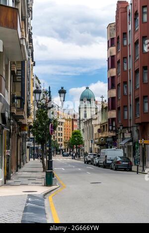 Oviedo, Spanien - 20. Juni 2021: Schöne Straße und Architektur der alten und modernen Gebäude der europäischen Stadt Stockfoto