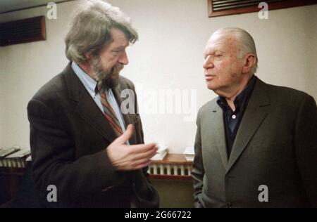 Die rumänischen Politiker Eugen Mihaescu (links) und Silviu Brucan (rechts) in Bukarest, 1990. Stockfoto